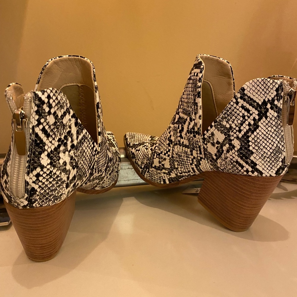 Faux Snakeskin Ankle Boots 🐍western whimsy - Picture 5 of 7